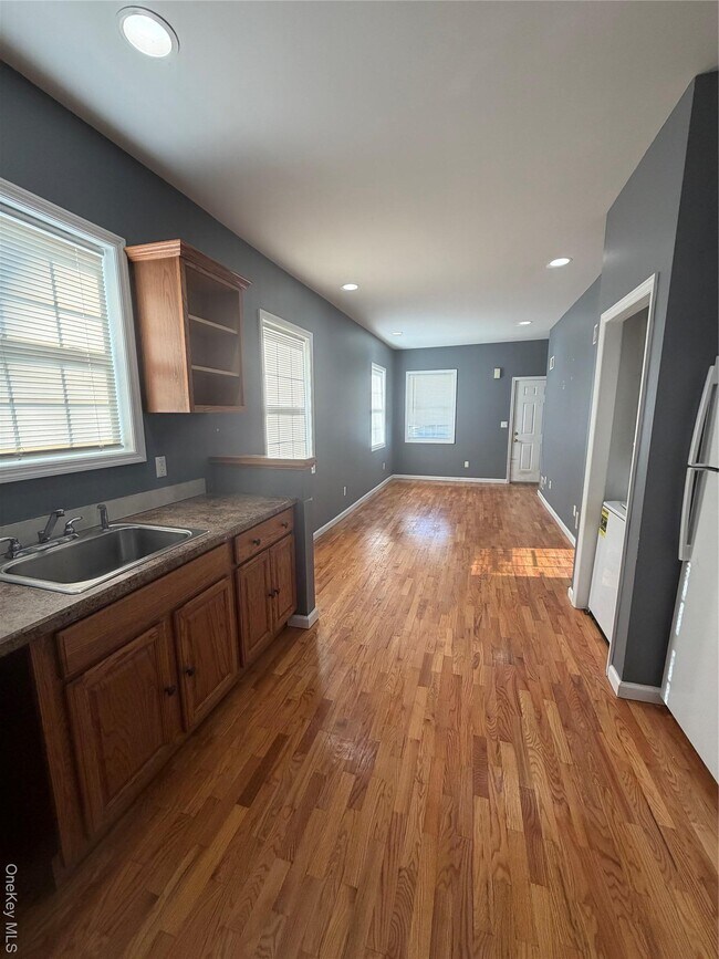 Building Photo - 10 Burnside Ave