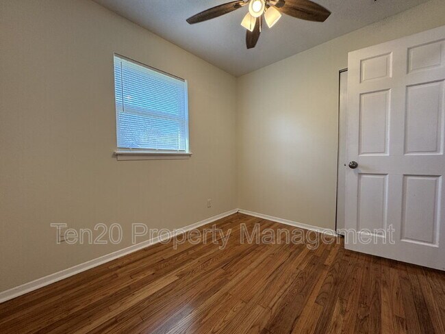 Building Photo - 302 26th St