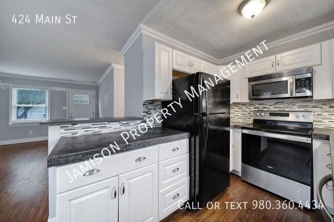 Building Photo - 424 Main St