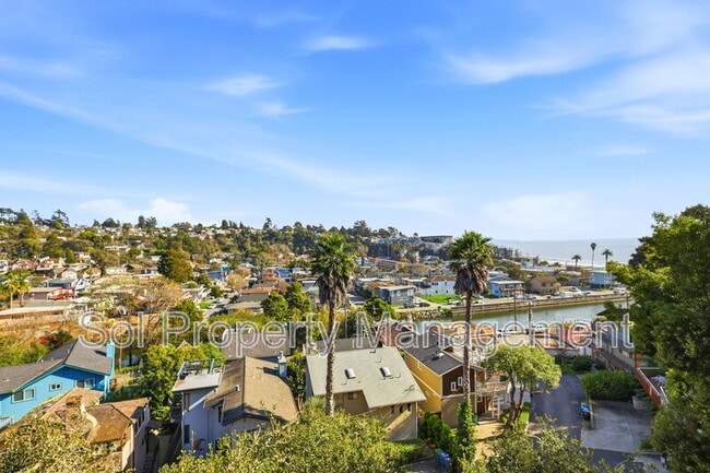 Building Photo - 147 Seacliff Dr