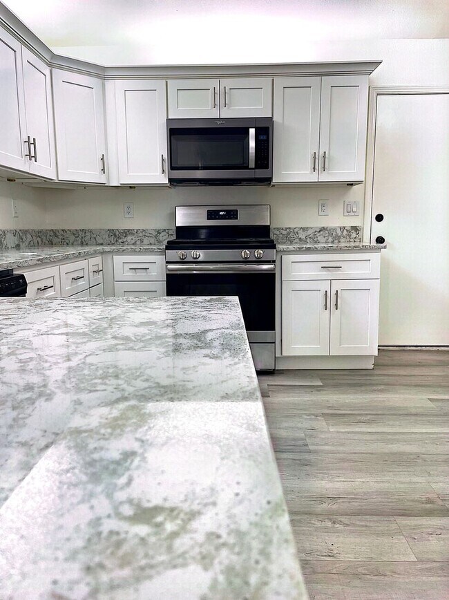 Building Photo - 2419 N Clark St