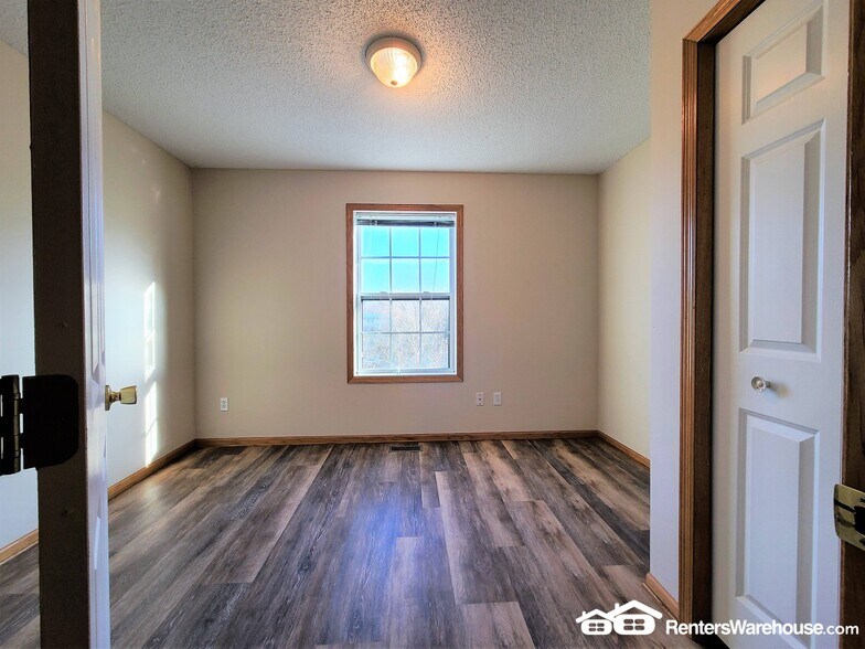 Building Photo - 637 Meadow Ln