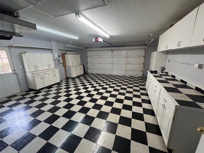 Building Photo - 4622 Meadowview Cir