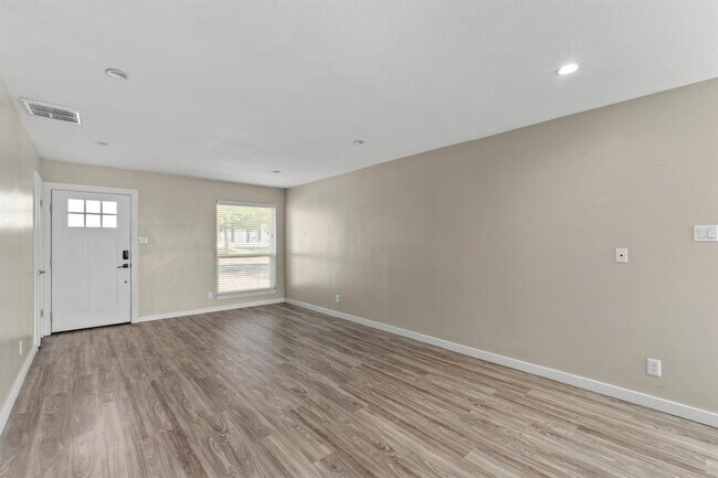 Building Photo - 10107 Floyd Dr