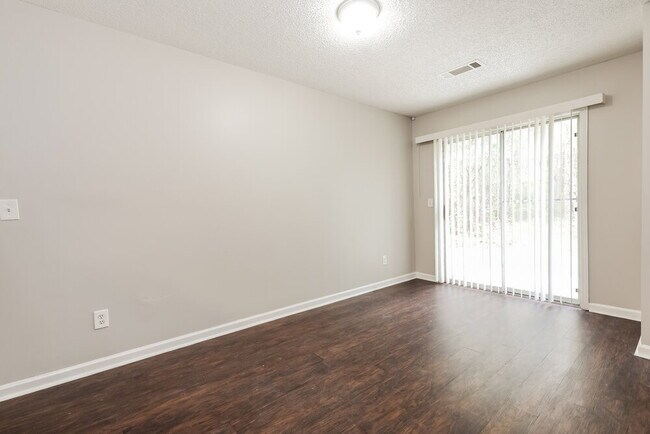 Building Photo - 6346 Hickory Ln Cir