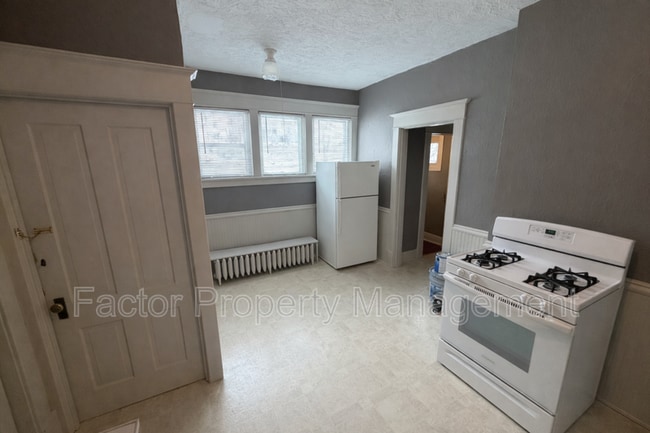 Building Photo - 315 E Cherry St