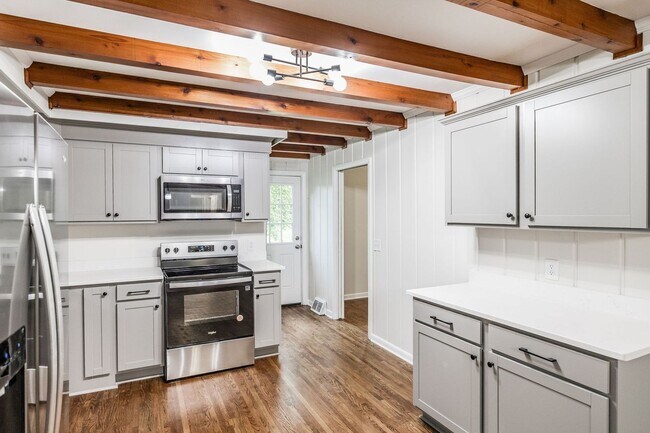 Building Photo - 418 Foothill Dr