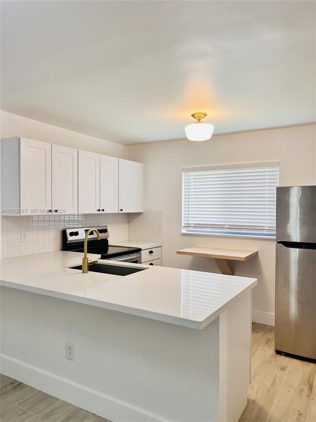 Building Photo - 910 SW 4th Ave