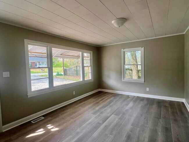 Building Photo - Three bedroom, 1 bath home in Burlington