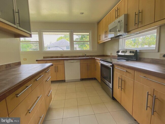 Building Photo - 6009 Cheshire Dr