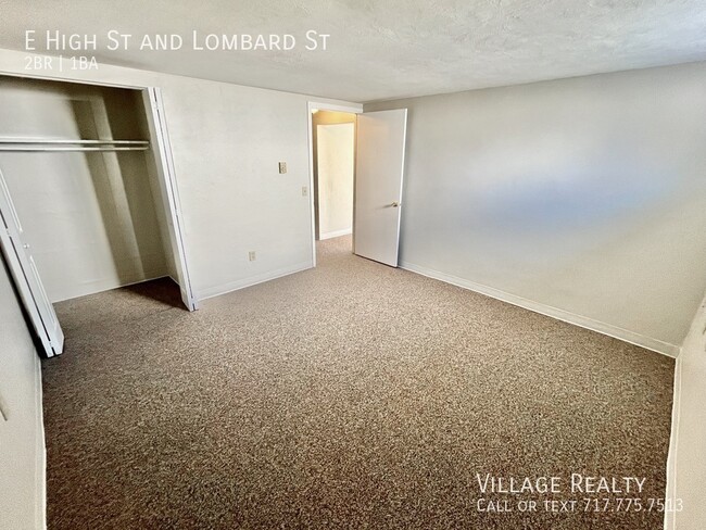 Building Photo - Huge 2-Bed apartment with washer/dryer hoo...