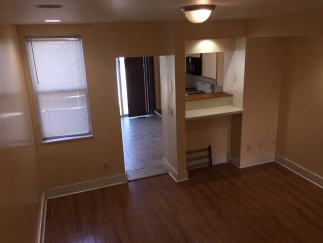 Building Photo - 2 bed 1 bath