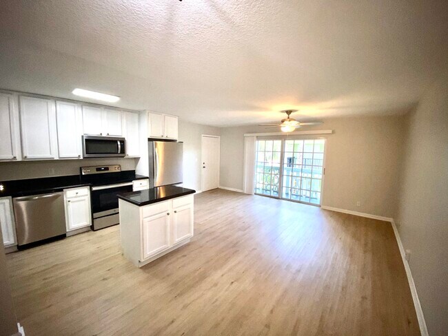 Building Photo - 102 N Lakeside Dr