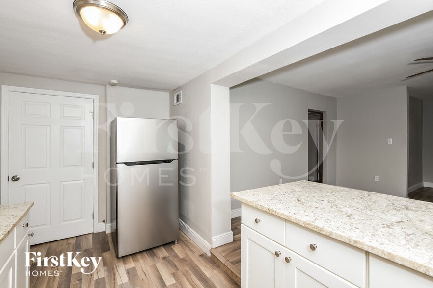 Building Photo - 611 Hewett Dr