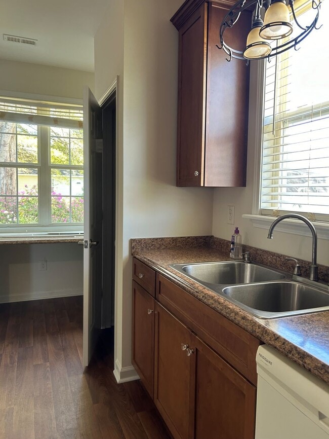 Building Photo - 2099 Oak St