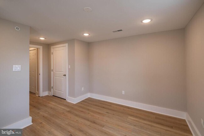 Building Photo - 2825 W Girard Ave