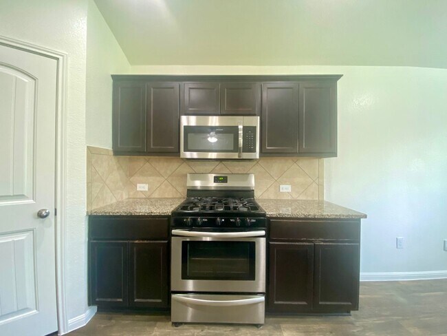 Building Photo - Updated Home in Pioneer Crossing! Available for July!