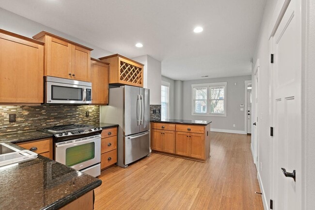 Building Photo - Beautiful 3-bdrm/2.5-bath contemporary craft home w/ lots of character. A/C, fireplace, fenced ba...