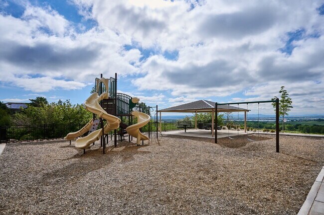Building Photo - "Charming 2-Bed, 2-Bath Condo Retreat in Littleton - 870 Sq Ft of Cozy Elegance!"