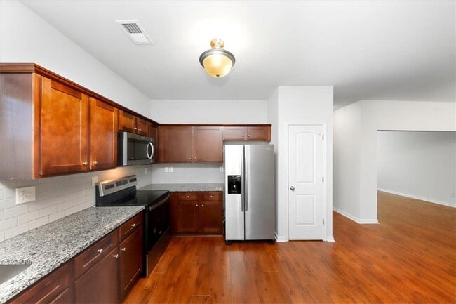 Building Photo - 541 Tulip Ln