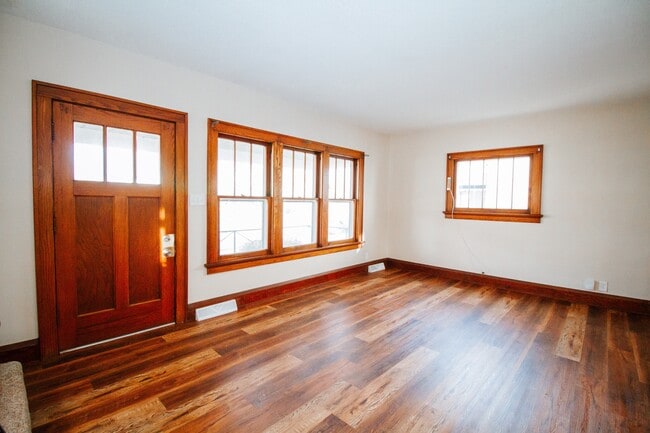 Building Photo - 513 Hampton Ave