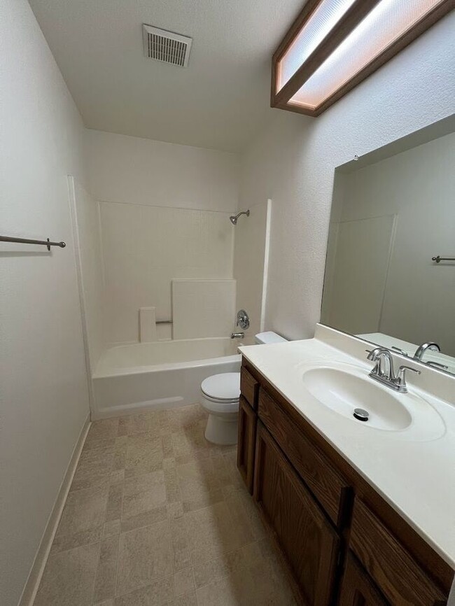 Building Photo - 2BD/2.5BA Townhouse w/ New Appliances & HV...