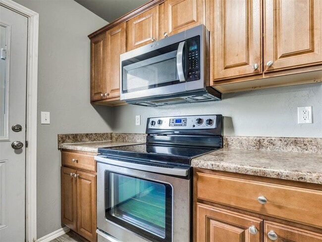 Building Photo - 609 E Linden Ln