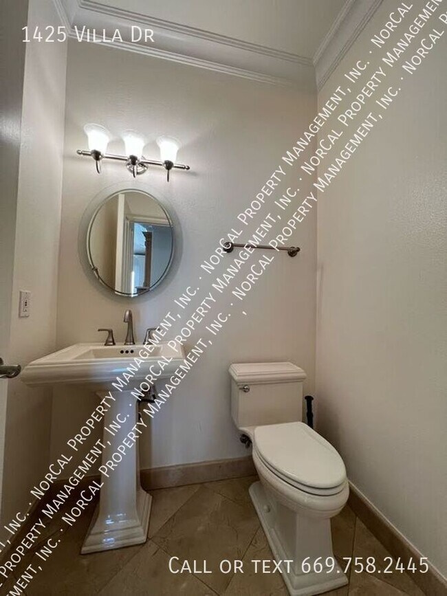 Building Photo - 1425 Villa Dr
