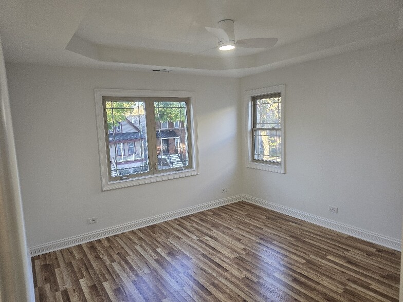 Building Photo - 4737 W Warwick Ave