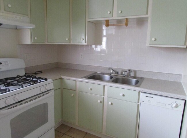 Building Photo - 1911 Lakeview Ave