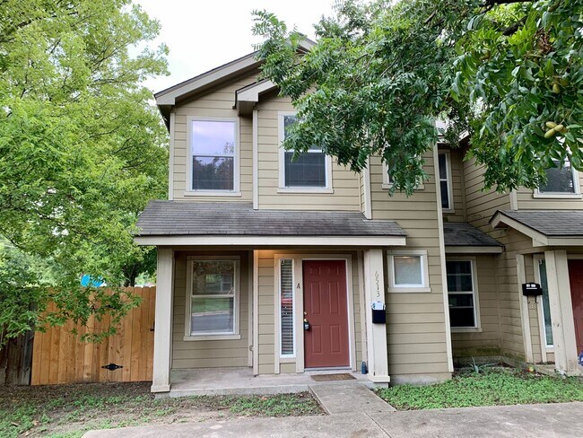 Primary Photo - Lovely 3 bedroom, 2.5 bathroom Duplex in A...