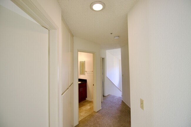 Building Photo - 129 E Court Ln