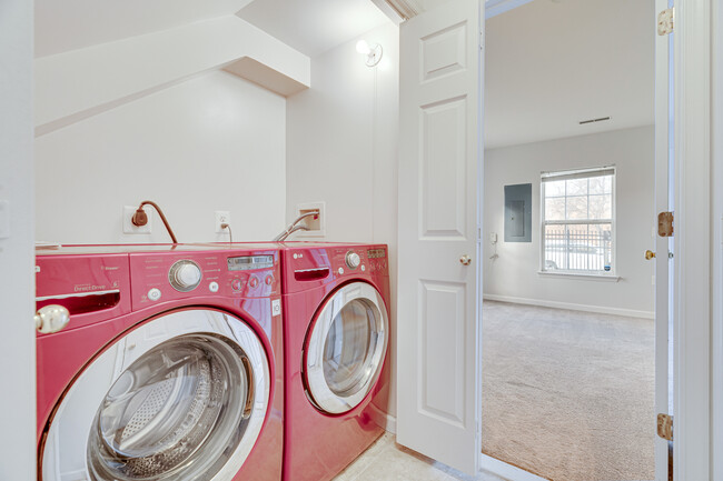 Full size washer and dryer - 23176 Blackthorn Sq