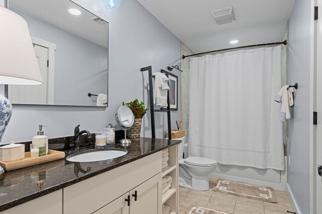 Building Photo - This luxurious townhouse on Cherry St.