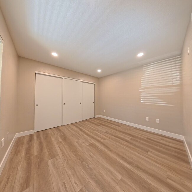 Building Photo - BEAUTIFULLY UPDATED 2 BED 2 BATH CONDO IN ...