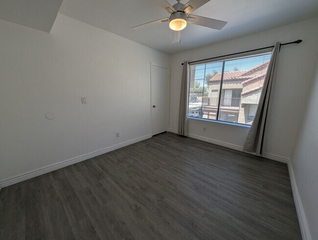 Building Photo - 2 Bedroom Condo Unit in the Papago Park Vi...