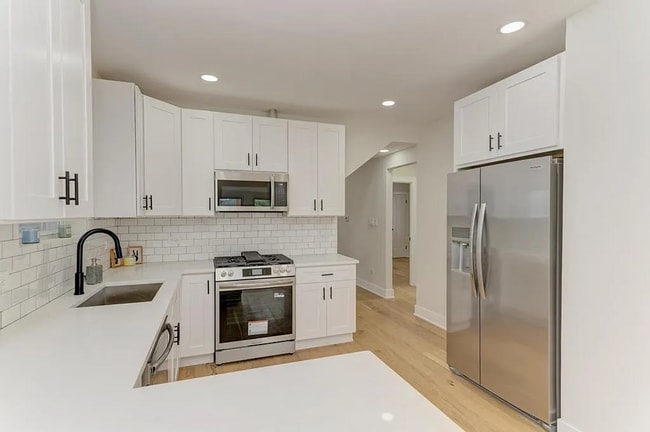 Building Photo - Portage Park 4 bed, 2.5 bath classic!
