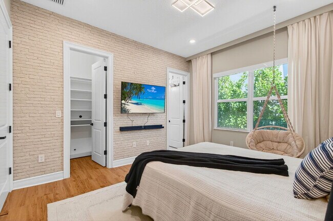 Building Photo - 19886 Meadowside Ln