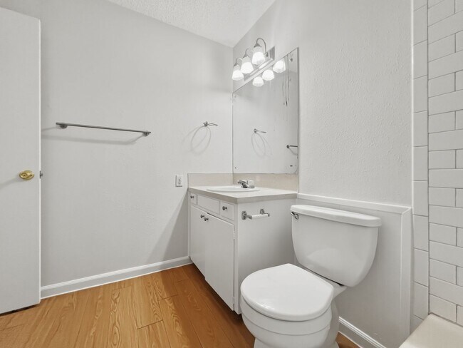 Building Photo - 3402 S Oak Dr