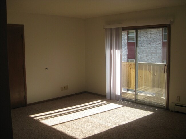 Building Photo - Crest Manor