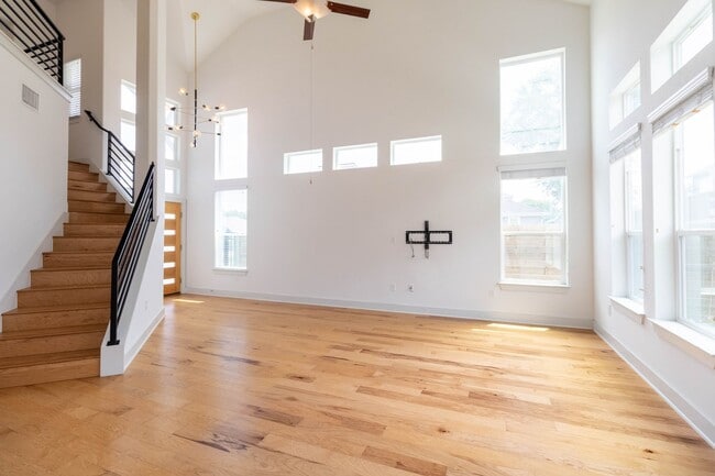 Building Photo - Amazing and peaceful 3/2.5 home in Austin!