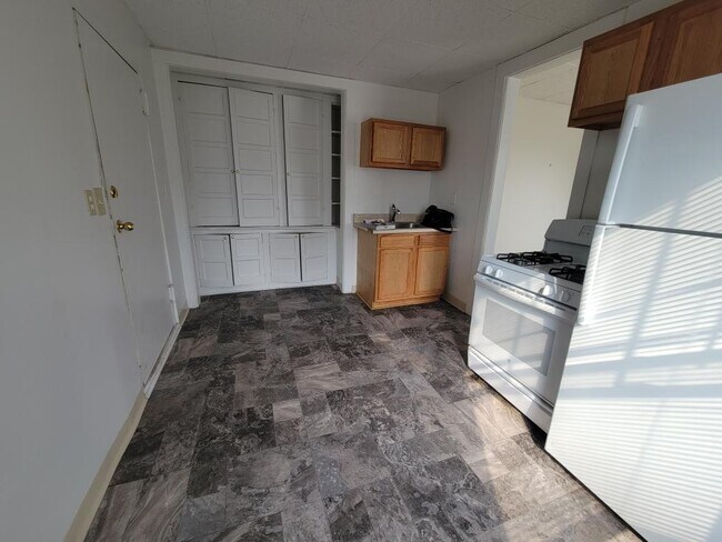 Building Photo - 448 Hawley Ave