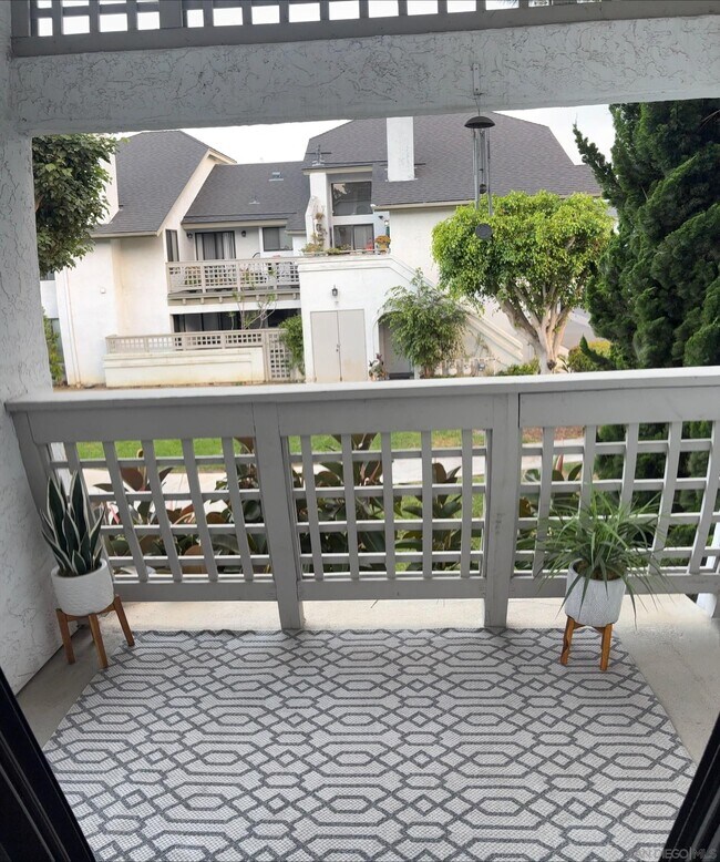 Building Photo - 534 Via De La Valle