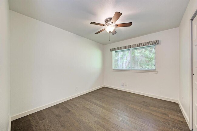 Building Photo - 6700 Kings Point