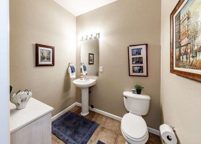 Building Photo - Fully Furnished Downtown 2 Bed, 4 Bath Executive Townhouse