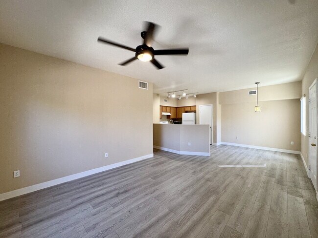 Building Photo - Beautifully Updated Downstairs 3-Bedroom, ...