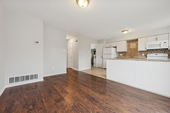 Building Photo - Available Now – Beautifully Updated 3 Bedr...