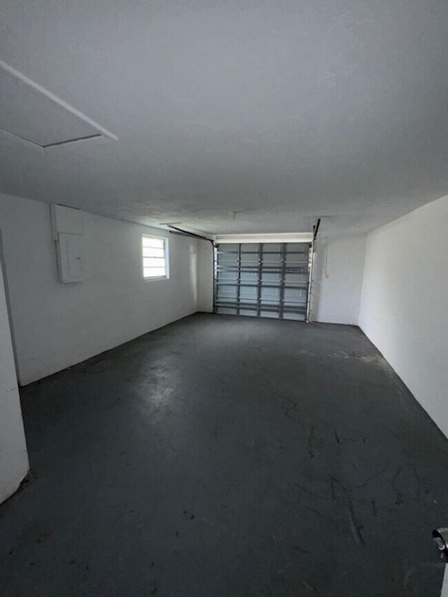 Building Photo - This cozy 2 bedroom 1 bath home in Holiday!