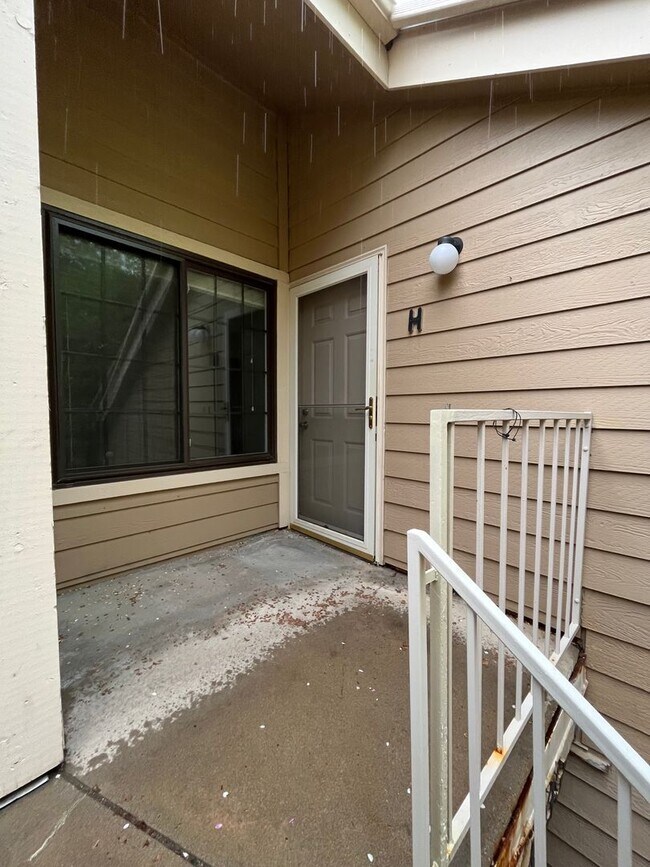 Building Photo - 1 bed 1 bath condo at Powderhorn