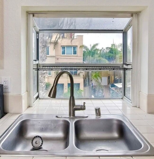 Building Photo - Cute 2 Bedroom Condo Steps Away from Endle...